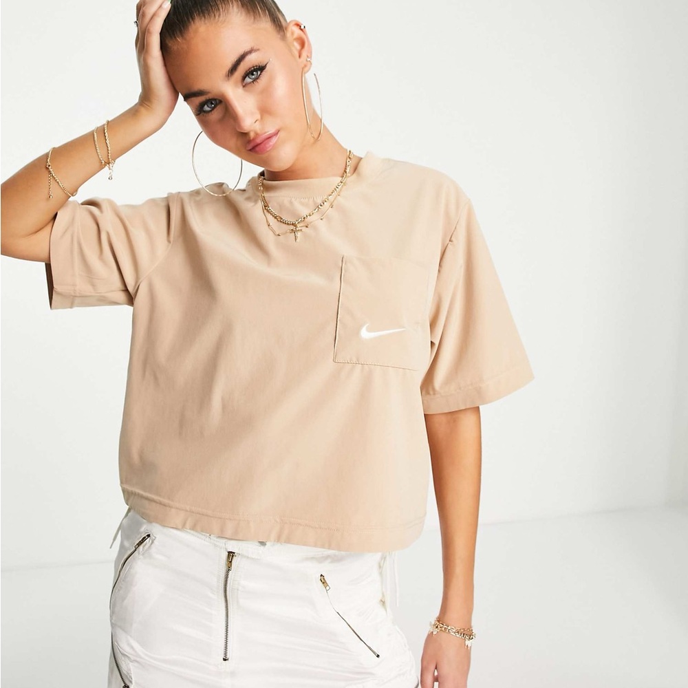 Nike Women’s everyday modern woven boxy tee in brown size Small